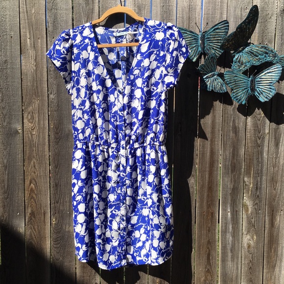 Kimchi Blue Dresses & Skirts - Blue and white Hawaiian flower button up dress